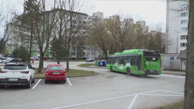 Autá blokovali otáčanie autobusov