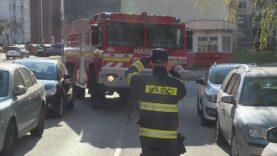 Autá na sídliskách blokujú hasičov