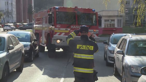 Autá na sídliskách blokujú hasičov