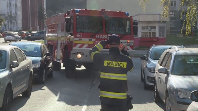 Autá na sídliskách blokujú hasičov