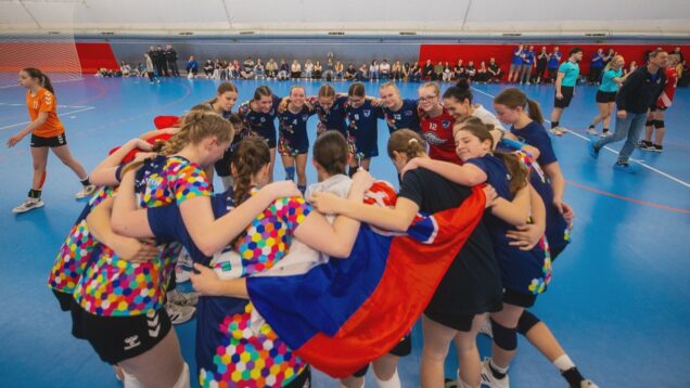 Bojovnosť a tímové srdce: Martinčanky ovládli základnú skupinu na prestížnom Prague Handball Cup a vo vyraďovacích bojoch to dotiahli až do štvrťfinále.