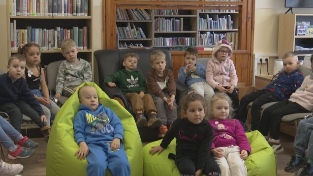 Gymnazisti z Ľadovne čítali z knižiek aj svojim susedom. Najprv mladším zo škôlky a potom i seniorom z blízkeho centra sociálnych služieb.