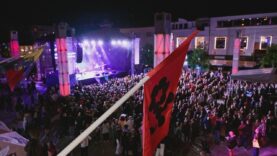 Je to jasné: Dotyky a spojenia budú aj napriek počiatočnej neistote. Pomáha mesto, verejnosť aj podporný koncert