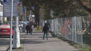 Rekonštrukcia Vajanského námestia obmedzila prístup na mestský úrad. Vstup je možný len z jednej strany