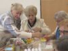 Seniorky si pripomínali veľkonočné tradície. Pod odborným vedením skúsených výtvarníčok vyrábali jedinečné kraslice