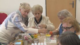 Seniorky si pripomínali veľkonočné tradície. Pod odborným vedením skúsených výtvarníčok vyrábali jedinečné kraslice