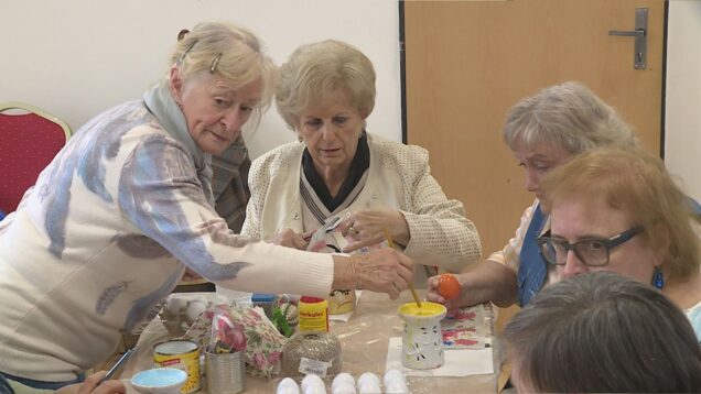 Seniorky si pripomínali veľkonočné tradície. Pod odborným vedením skúsených výtvarníčok vyrábali jedinečné kraslice