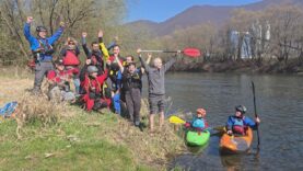 Vodáci tradične odomkli rieku a začali svoju sezónu splavom po Váhu