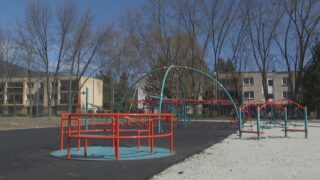 Výstavba nových športovísk a ihrísk v areáli ZŠ s MŠ Dolinského ulici sa postupne približuje k finálnemu termínu odovzdania. Ako je dielo stavebne ďaleko, čo treba ešte dokončiť?