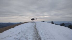 Zrážka vetroňov nad Borišovom: pilotov zachraňovali v náročnom teréne