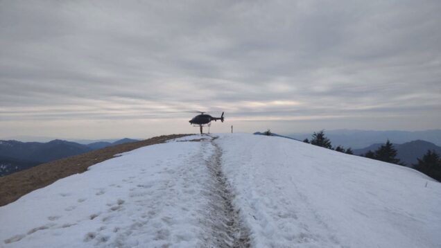 Zrážka vetroňov nad Borišovom: pilotov zachraňovali v náročnom teréne