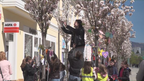 Deň pred prvým májom ožilo centrum mesta skrášľovaním stromčekov, rómskou muzikou aj folklórom