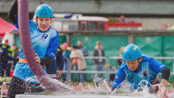 Dobrovoľní hasiči a hasičky si na atletickom štadióne v Martine zmerali sily v požiarnom útoku a štafete
