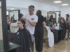Hrebeň v ruke, lak na vlasy a tiene na oči: Budúce kaderníčky a kozmetičky ukázali na modelkách jarné inšpirácie