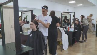 Hrebeň v ruke, lak na vlasy a tiene na oči: Budúce kaderníčky a kozmetičky ukázali na modelkách jarné inšpirácie