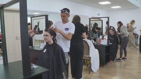 Hrebeň v ruke, lak na vlasy a tiene na oči: Budúce kaderníčky a kozmetičky ukázali na modelkách jarné inšpirácie