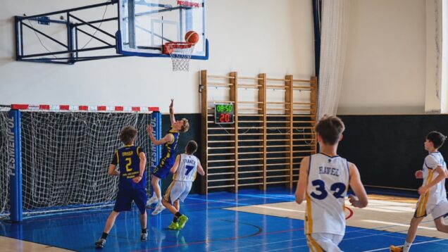 Martine sa stretli najlepšie školské tímy, aby zabojovali o titul kraja v basketbale