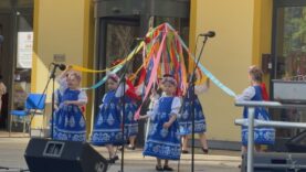 Spevácke skupiny Hradisko a Lúč i deti z vrútockých materských škôl vítali mesiac lásky folklórnym a hudobným programom