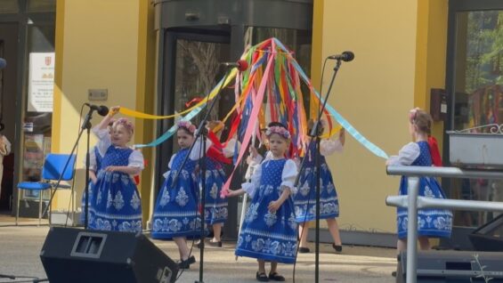 Spevácke skupiny Hradisko a Lúč i deti z vrútockých materských škôl vítali mesiac lásky folklórnym a hudobným programom