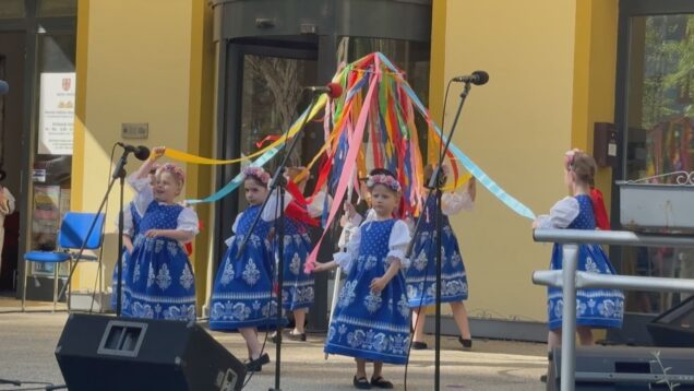 Spevácke skupiny Hradisko a Lúč i deti z vrútockých materských škôl vítali mesiac lásky folklórnym a hudobným programom