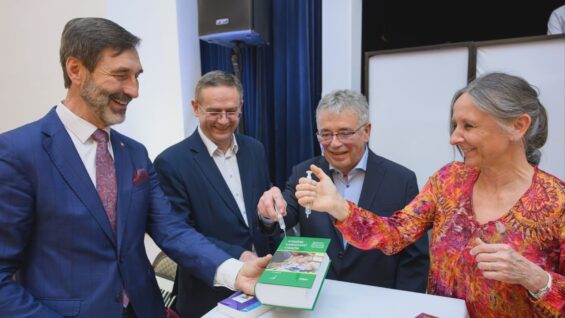 Vedecká monografia Intenzívna starostlivosť v pediatrii prináša komplexný pohľad na liečbu kriticky chorých detí