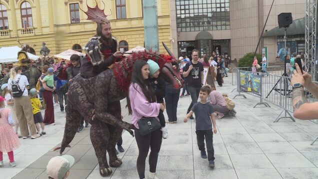 Divadelné námestie v Martine patrilo v nedeľu deťom. Draci, bubliny, kolotoče, hudba aj desiatky atrakcií prilákali do centra mesta množstvo rodín.