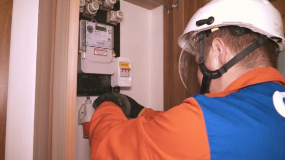 Hlavný istič so zbytočne vysokou hodnotou môže predražiť účet za elektrinu. Domácnosti majú posledné týždne ich výmenu