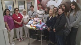 Predčasniatkam doniesli kúsok tepla a blízkosti. Gymnazisti z Bratislavy dobrovoľne vyrobili pre malých bojovníkov háčkované dečky a chobotničky.