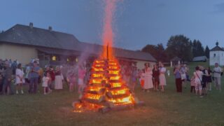 Skanzen patril tradíciám, folklóru a plameňom svätojánskej vatry