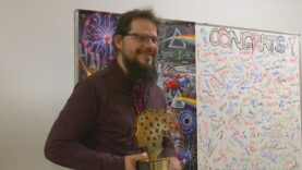 „Takýto učiteľ je iba raz za sto rokov,“ hovoria študenti. Laureát ocenenia Učiteľská osobnosť Slovenska sa dočkal emotívneho prekvapenia priamo v škole