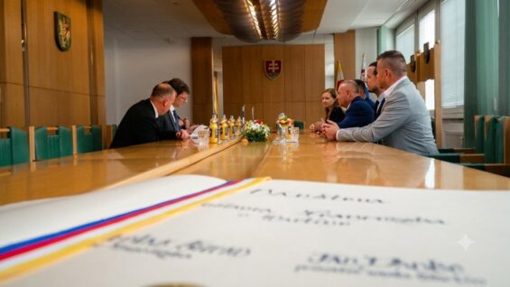 Martin navštívil francúzsky veľvyslanec Nicolas Suran. S primátorom Jánom Dankom rokoval o rozvoji spolupráce medzi francúzskym mestom Tours a mestom Martin