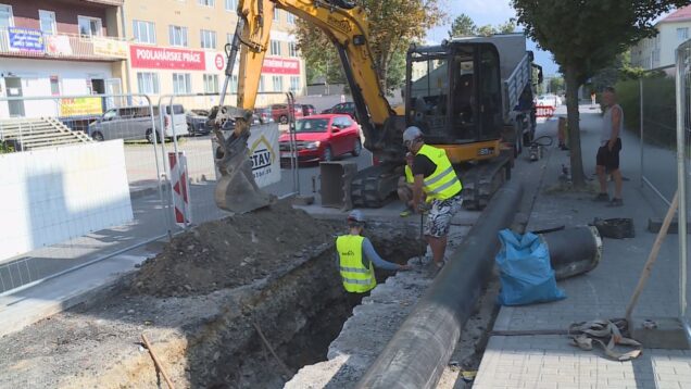 Na Ulici Ambra Pietra opäť ˝úradujú˝ teplári. Prečo sa približne na rovnakom mieste objavila ďalšia porucha, dokedy potrvajú dopravné obmedzenia a koho čaká odstávka teplej vody?