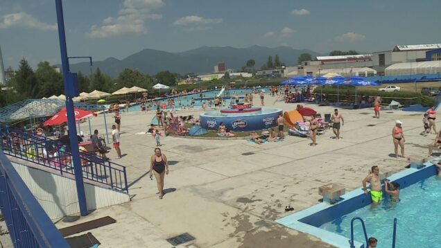 V sobotu teplomer ukázal 33, v nedeľu až 36 stupňov Celzia. Mnohí ľudia preto hľadali osvieženie pri vode. Jednou z možností bolo aj letné kúpalisko Sunny v Martine.