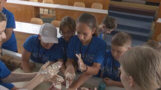 Chémia, fyzika, informatika, šport aj umenie. Takto vyzerá Martinská letná detská univerzita, kde si deti počas prázdnin skúšajú vedecké pokusy v laboratóriách, programovanie aj orientačný beh