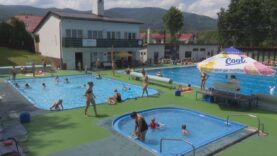 Horúci júlový deň sme využili na malú letnú inšpekciu vrútockého kúpaliska.  Pozreli sme sa na ceny, čistotu prostredia i bazénov aj ponuku bufetu