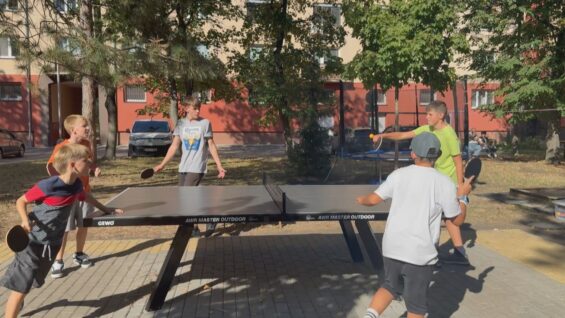 Nový pingpongový stôl vo vnútrobloku ulíc Komenského, Tomášikova a Nálepkovej si okamžite našiel svojich hráčov