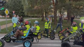 Malí vodiči, veľké pravidlá! Reflexné vesty, čelovky a večerná jazda. Školáci si vyskúšali, prečo je na ceste dôležité nielen vidieť, ale aj byť videný.