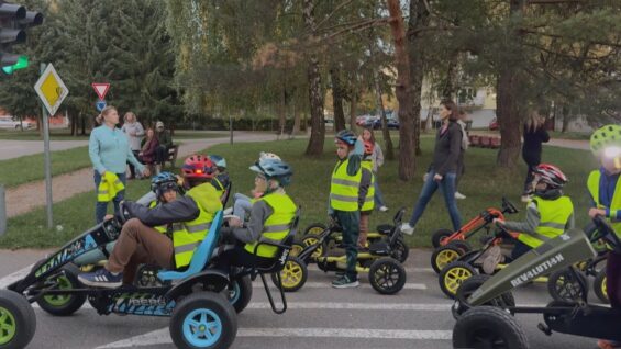 Malí vodiči, veľké pravidlá! Reflexné vesty, čelovky a večerná jazda. Školáci si vyskúšali, prečo je na ceste dôležité nielen vidieť, ale aj byť videný.