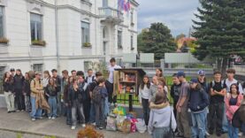 Niekedy stačí aj malé gesto, aby sme niekomu uľahčili ťažký deň. Študenti Gymnázia Jozefa Lettricha v Martine priniesli do potravinovej búdky niekoľko kilogramov potravín pre ľudí v núdzi.