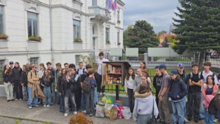 Niekedy stačí aj malé gesto, aby sme niekomu uľahčili ťažký deň. Študenti Gymnázia Jozefa Lettricha v Martine priniesli do potravinovej búdky niekoľko kilogramov potravín pre ľudí v núdzi.