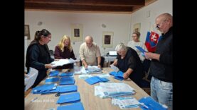 V hasičskej zbrojnici v Tomčanoch sme sledovali deň okrskovej volebnej komisie – od ranných príprav až po večerné počítanie hlasov.