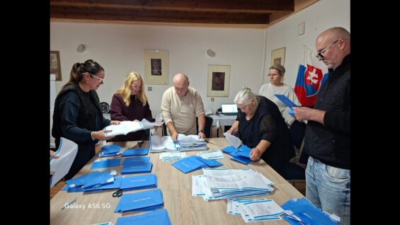 V hasičskej zbrojnici v Tomčanoch sme sledovali deň okrskovej volebnej komisie – od ranných príprav až po večerné počítanie hlasov.