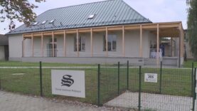 V Príbovciach otvorili denný stacionár. Symbolicky ho od materskej školy neoddeľuje ani plot