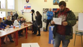 V sobotu rozhodujeme o meste aj kraji. Viete, koľko kandidátov môžete vo svojom obvode zakrúžkovať a ktoré lístky patria do bielej či modrej obálky?