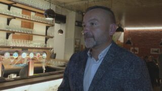Volebná noc plná emócií. Michal Uherčík sa stal novým primátorom Martina. Zachytili sme atmosféru v jeho volebnom štábe