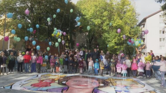 Zelená oáza vo Vrútkach ožila! Rozprávkové postavičky, detský smiech, hry aj objavovanie. Park pri Kine 1. máj dostal novú tvár a tí najmenší ho už stihli poriadne otestovať!