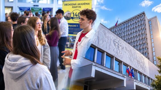 Žiaci hľadali na Burze informácií pre voľbu povolania odpovede na otázku, na akú strednú školu povedú ich ďalšie kroky
