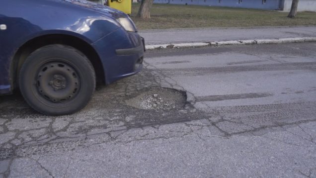 Aj keď zima ešte neskončila, mesto pristúpilo k monitoringu a oprave niektorých výtlkov