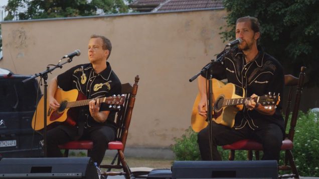 Akustické duo The Rockin‘ Two v záhrade Turčianskej galérie zahrali najznámejšie rockové hity