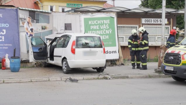 Auto vyletelo na cyklochodník a následne ho zastavil reklamný banner￼